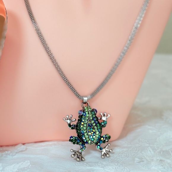 🐸 Silver Necklace With Green Frog Pendant - Picture 4 of 7